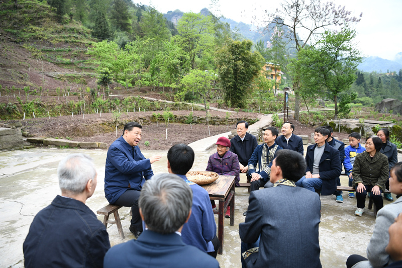 2019年4月15日至17日，中共中央總書記、國(guó)家主席、中央軍委主席習(xí)近平在重慶考察，并主持召開解決“兩不愁三保障”突出問題座談會(huì)。這是4月15日下午，習(xí)近平在石柱土家族自治縣中益鄉(xiāng)華溪村同村民代表、基層干部、扶貧干部、鄉(xiāng)村醫(yī)生等圍坐在一起，共話脫貧攻堅(jiān)。新華社記者 謝環(huán)馳 攝