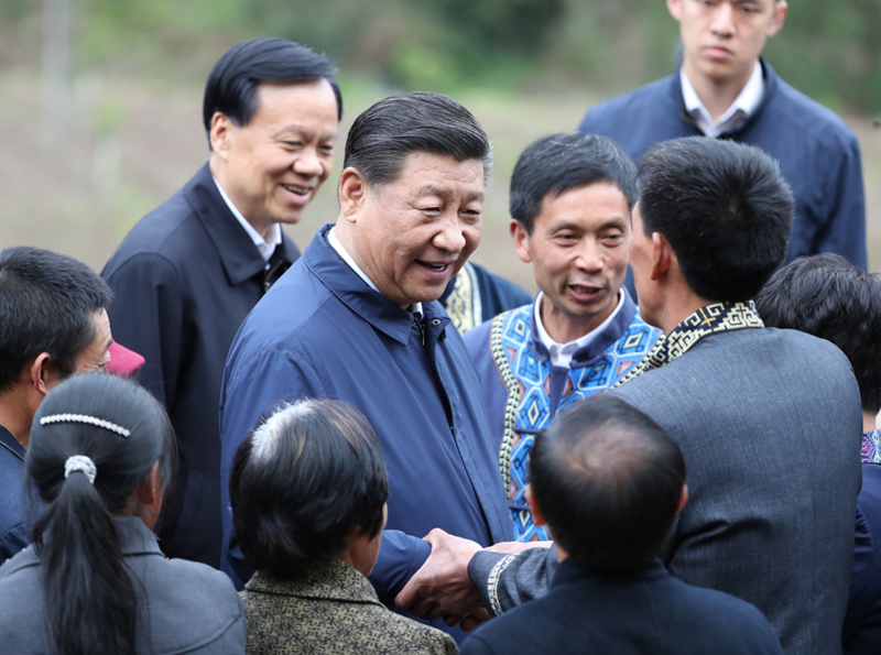 2019年4月15日至17日，中共中央總書記、國(guó)家主席、中央軍委主席習(xí)近平在重慶考察，并主持召開解決“兩不愁三保障”突出問題座談會(huì)。這是4月15日下午，習(xí)近平在石柱土家族自治縣中益鄉(xiāng)華溪村同村民親切交流。新華社記者 丁海濤 攝