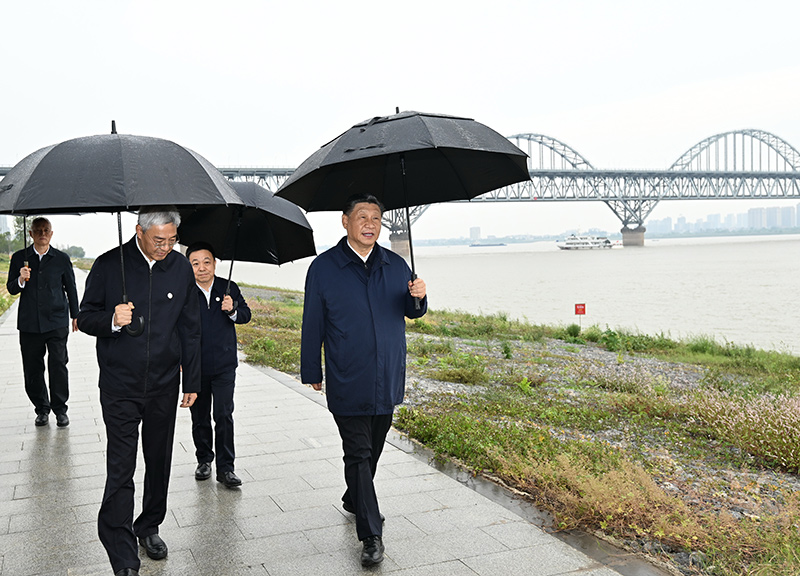2023年10月10日至13日，中共中央總書記、國家主席、中央軍委主席習(xí)近平在江西考察。這是10日下午，習(xí)近平在長江國家文化公園九江城區(qū)段考察時(shí)，冒雨沿江堤步行察看沿岸風(fēng)貌。新華社記者 謝環(huán)馳 攝