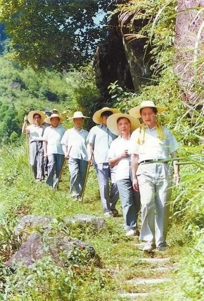 1989年7月，習(xí)近平在壽寧縣山村。