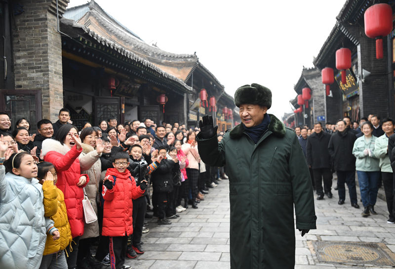 2022年1月27日，習(xí)近平總書記在平遙古城向現(xiàn)場群眾揮手致意。