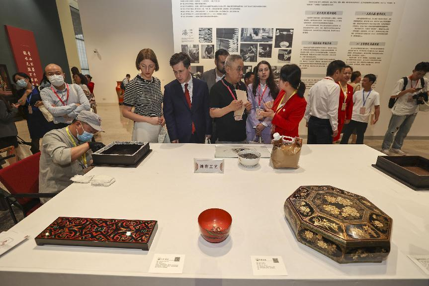 2023年5月28日，北京，推光漆器匠人為駐華使節(jié)展示技藝。