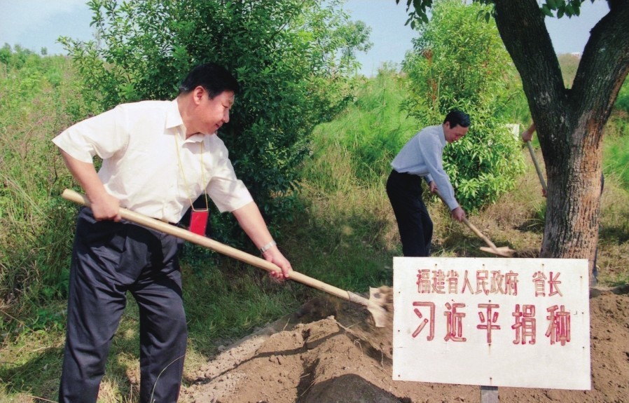 2001年10月，習(xí)近平在龍巖市長汀縣調(diào)研水土流失治理工作，在河田世紀(jì)生態(tài)園為樹培土。圖源：《習(xí)近平在福建（下）》