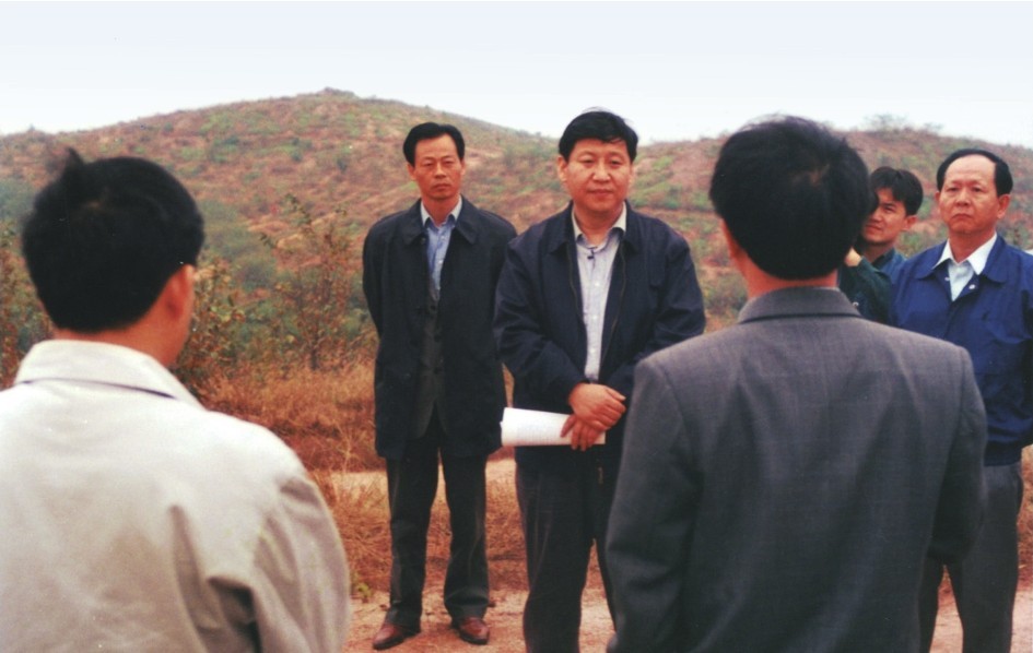 1999年11月，習(xí)近平在龍巖市長汀縣河田水土流失治理區(qū)調(diào)研。圖源：《習(xí)近平在福建（下）》