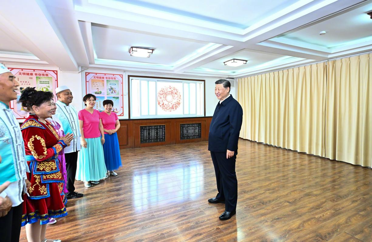 6月19日下午，習(xí)近平總書記在銀川市金鳳區(qū)長城花園社區(qū)活動室考察時，同社區(qū)居民親切交流。