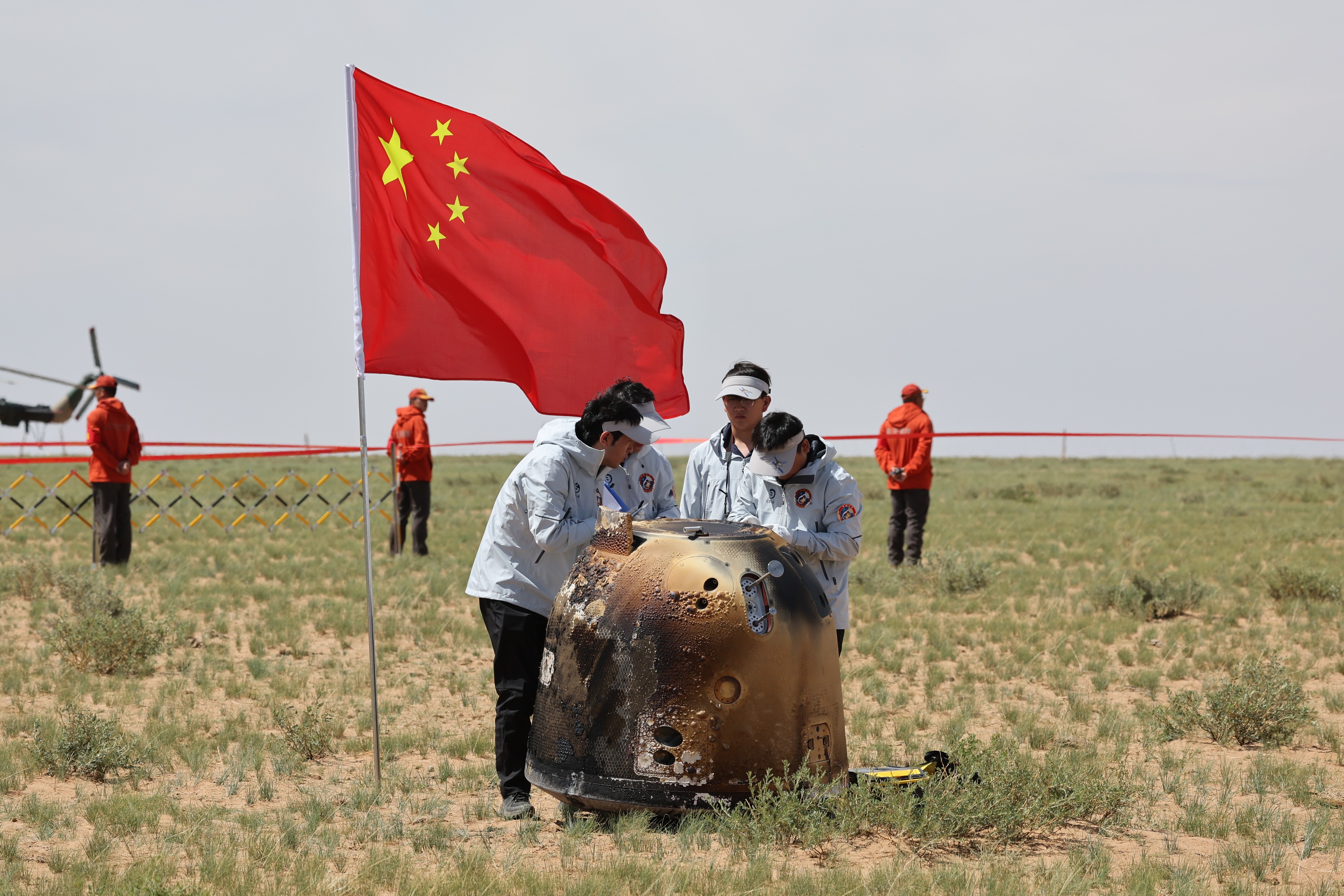 6月25日拍攝的嫦娥六號(hào)返回器回收現(xiàn)場(chǎng)。
