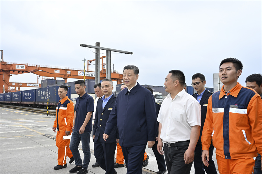 2024年4月22日至24日，中共中央總書記、國家主席、中央軍委主席習(xí)近平在重慶考察。這是22日下午，習(xí)近平在重慶國際物流樞紐園區(qū)重慶鐵路集裝箱中心站，同貨車司機、列車司機、裝卸工人、場站管理人員等親切交流。新華社記者 岳月偉 攝