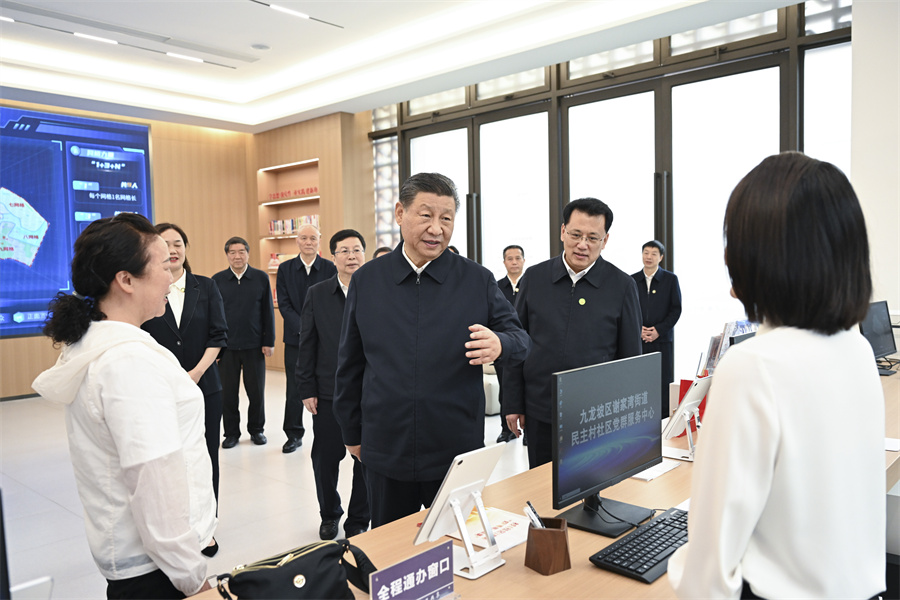 2024年4月22日至24日，中共中央總書記、國家主席、中央軍委主席習(xí)近平在重慶考察。這是22日下午，習(xí)近平在九龍坡區(qū)謝家灣街道民主村社區(qū)考察。新華社記者 謝環(huán)馳 攝