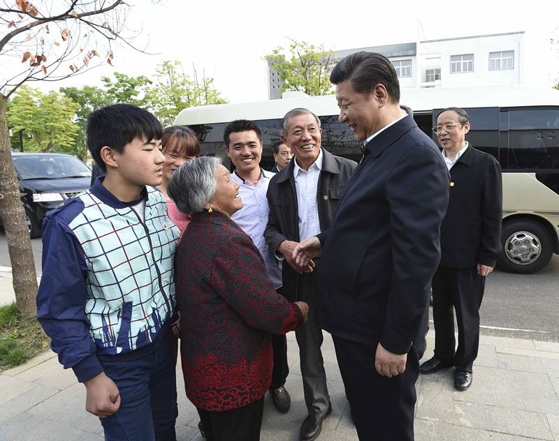 2016年4月25日，習(xí)近平在安徽省滁州市鳳陽(yáng)縣小崗村看望當(dāng)年大包干帶頭人嚴(yán)金昌（右三）一家。