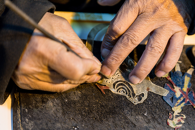 皮影非遺傳承人正在制作皮影。