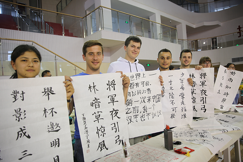 2017年6月5日，來自青島大學(xué)和中國石油大學(xué)（華東）的外國留學(xué)生在展示剛剛現(xiàn)場(chǎng)完成的書法作品。