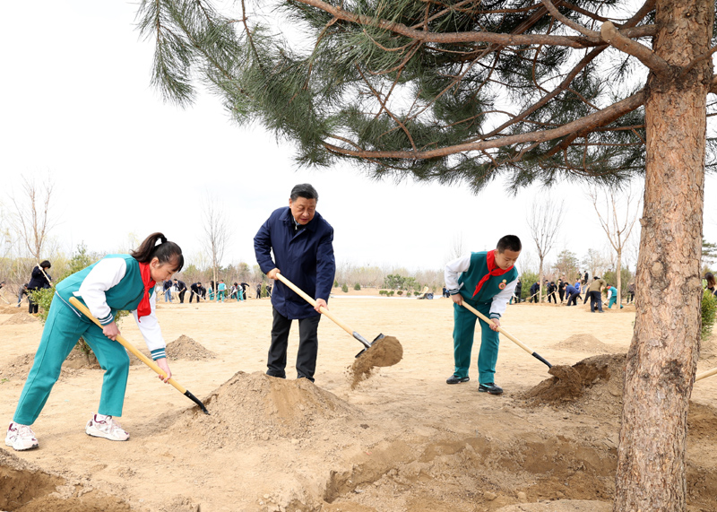 2022年3月，習(xí)近平總書記來到北京市大興區(qū)黃村鎮(zhèn)參加首都義務(wù)植樹活動，同大家一起植樹。新華社記者 黃敬文 攝