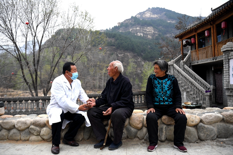 2020年4月15日，在河北阜平縣龍泉關(guān)鎮(zhèn)駱駝灣村，村醫(yī)霍建國為村民把脈。