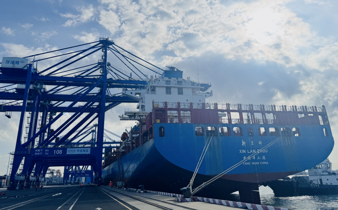 外貿(mào)貨輪“新蘭州”號將從海南洋浦港駛往中東。人民網(wǎng)記者 毛雷攝