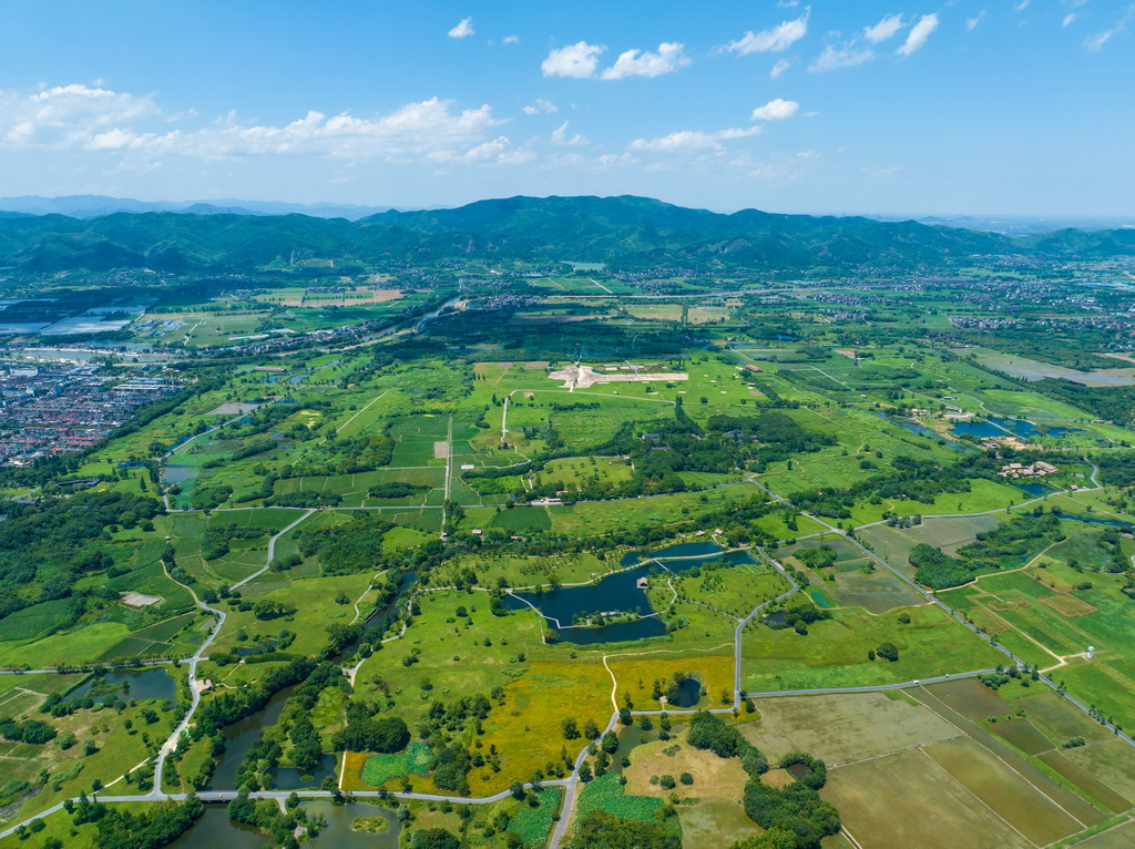 2024年7月4日拍攝的杭州良渚古城遺址公園全景（無(wú)人機(jī)照片）。新華社記者 江漢 攝