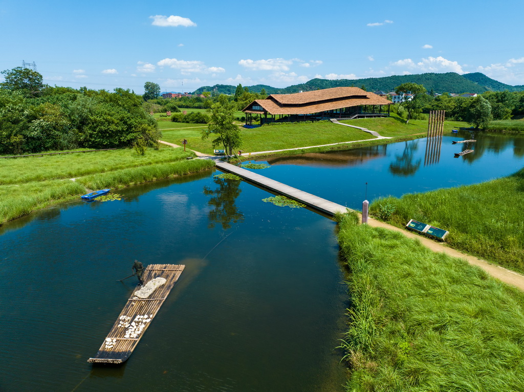 2024年7月4日拍攝的杭州良渚古城遺址公園南城墻遺址展示點(diǎn)（無(wú)人機(jī)照片）。新華社記者 江漢 攝