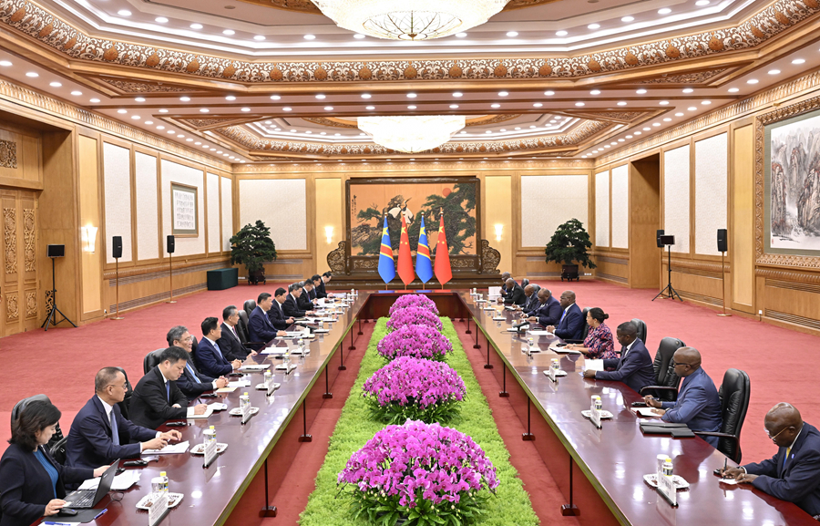 9月2日上午，國(guó)家主席習(xí)近平在北京人民大會(huì)堂會(huì)見(jiàn)來(lái)華出席中非合作論壇北京峰會(huì)的剛果（金）總統(tǒng)齊塞克迪。