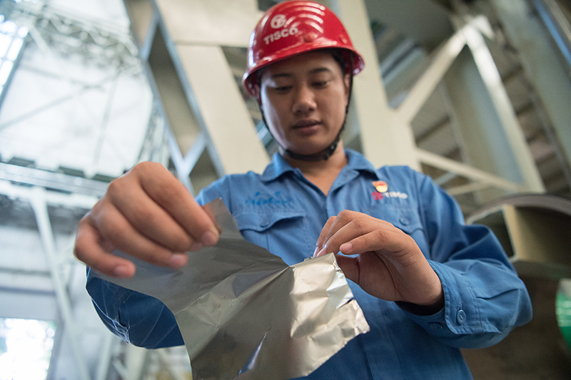 2018年8月8日，山西省太原市，太鋼精密帶鋼公司工作人員用手撕開不銹鋼。