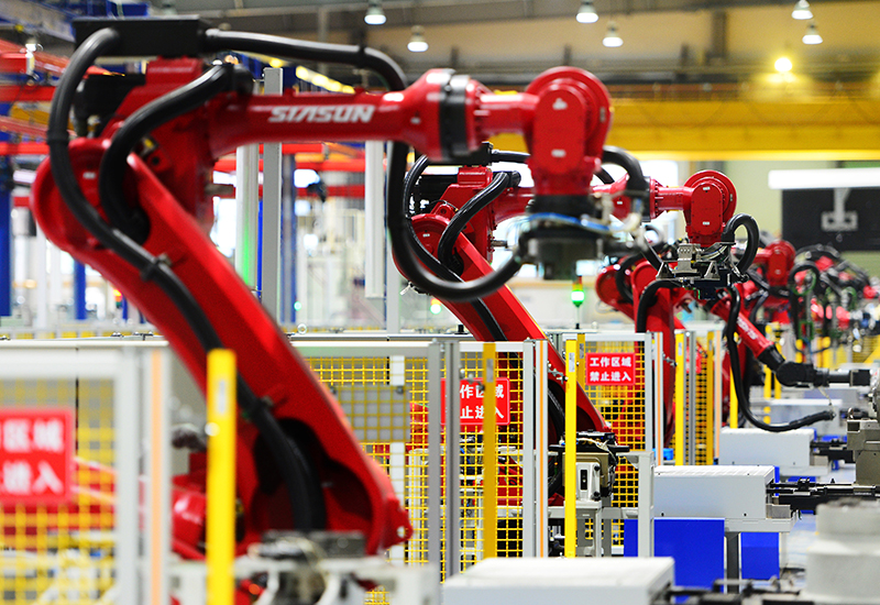 2019年11月22日，沈陽，一家數(shù)字化智能工廠內(nèi)，名為SR210的機器人正在自主地抓取各種零部件，快速組裝稍小的工業(yè)機器人。