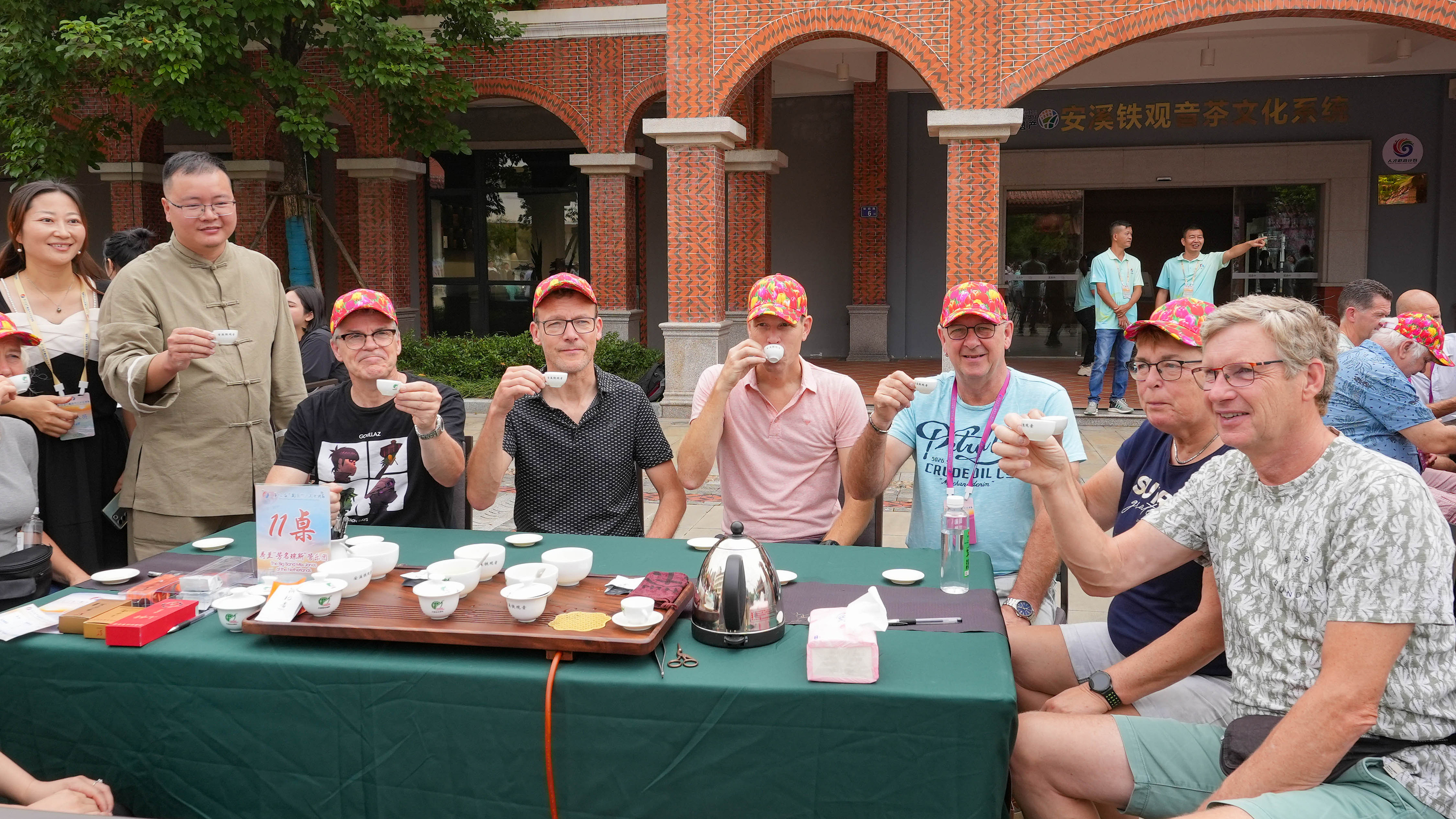 △2023年10月4日，福建泉州，外國(guó)人品中國(guó)茶。