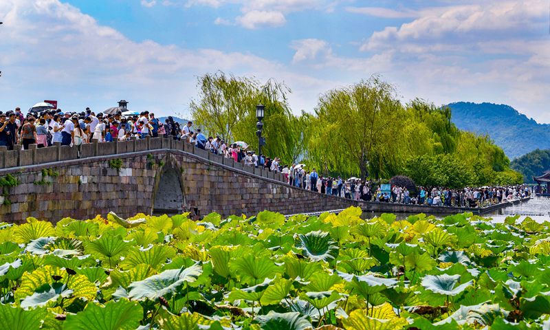 2024年10月4日，杭州西湖景區(qū)迎來(lái)國(guó)慶假期旅游高峰。