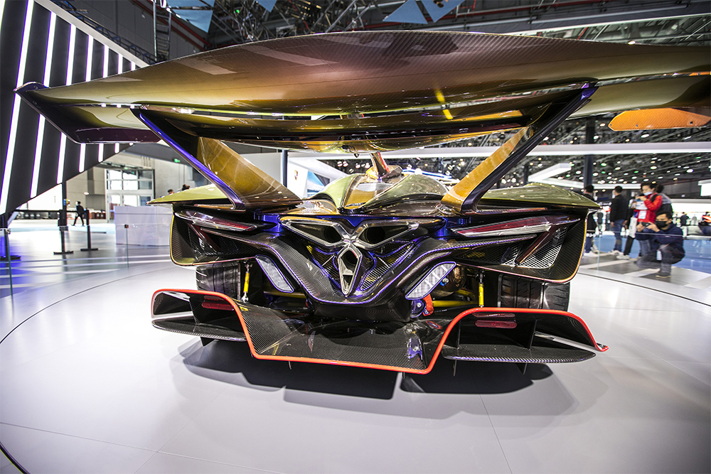 2020年11月5日，上海，來(lái)自德國(guó)的全球首款全碳纖維跑車(chē)亮相進(jìn)博會(huì)。該車(chē)總重量只有1250KG。