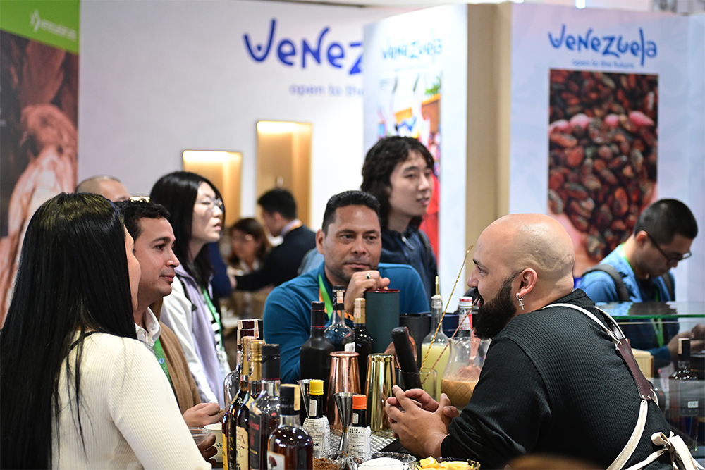 2023年11月9日，上海，觀眾在進(jìn)博會(huì)委內(nèi)瑞拉館參觀、交流、洽談。