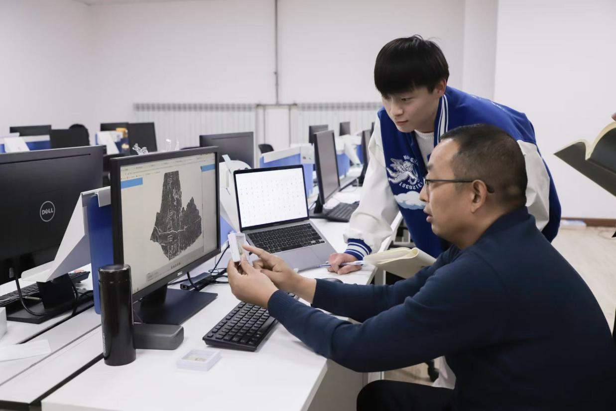 安陽(yáng)師范學(xué)院甲骨文信息處理教育部重點(diǎn)實(shí)驗(yàn)室，劉永革正在給學(xué)生講甲骨文。受訪者供圖