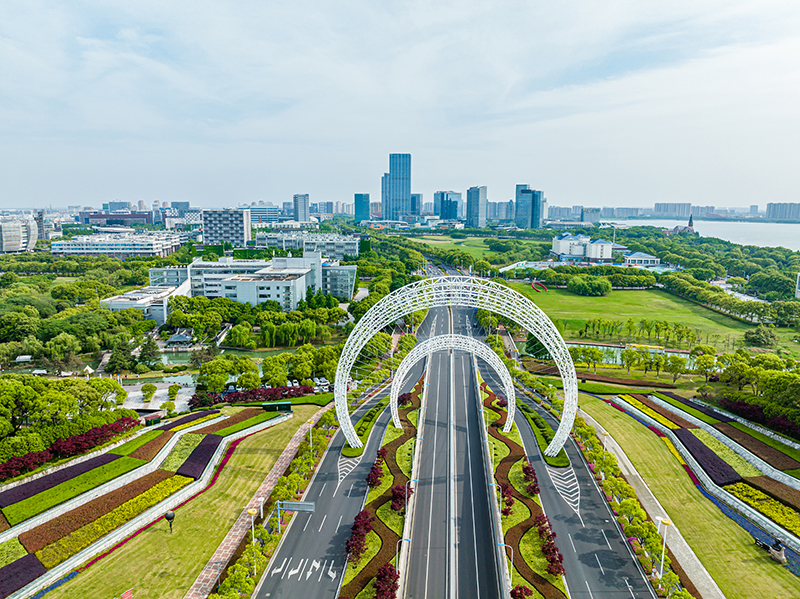 圖為蘇州工業(yè)園區(qū)星湖街鋼結(jié)構(gòu)雕塑。