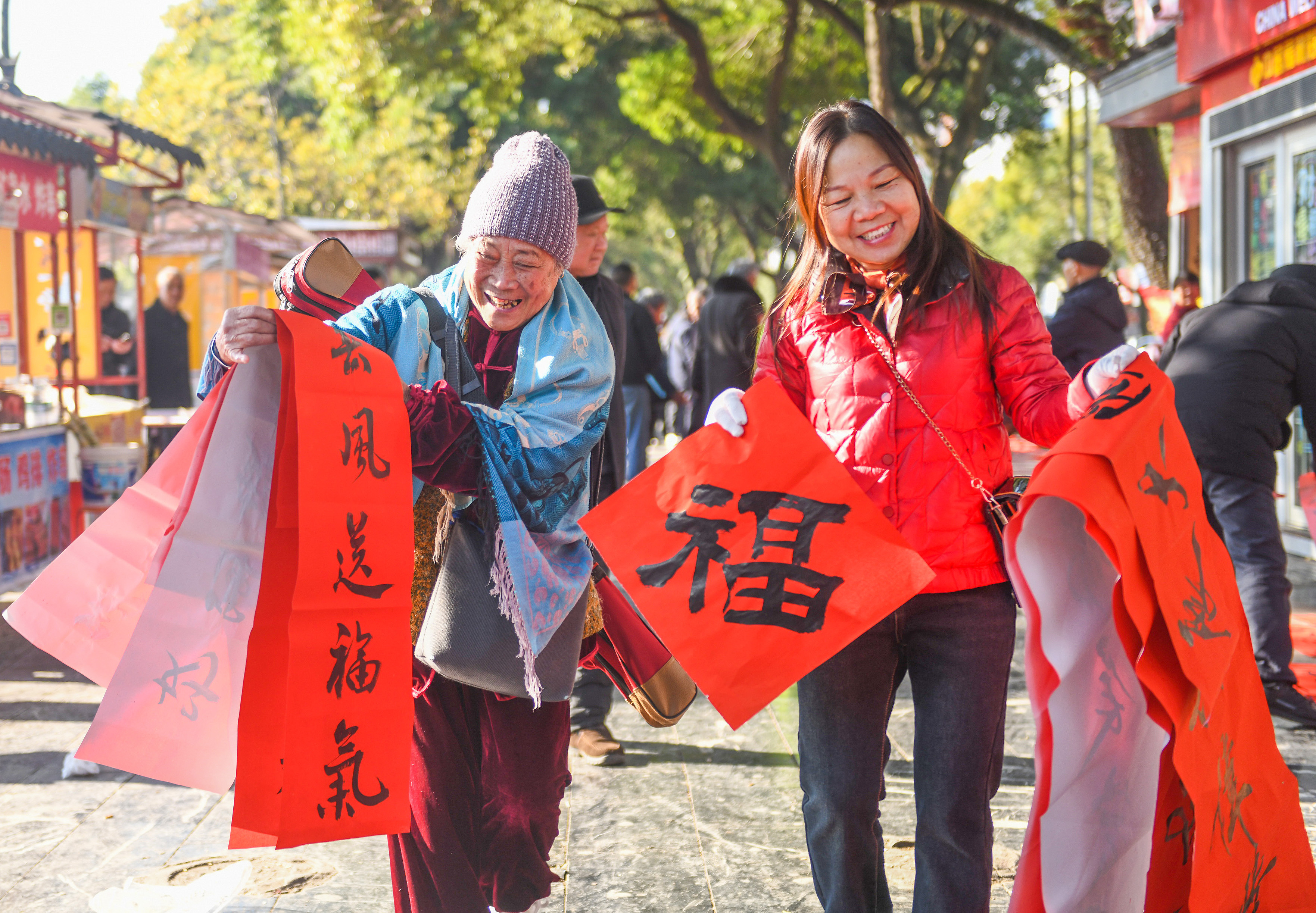 2025年1月13日，在湖南省永州市道縣西洲公園義工崗?fù)ぃ忻駛冾I(lǐng)到了書法志愿者為大家書寫的春聯(lián)。