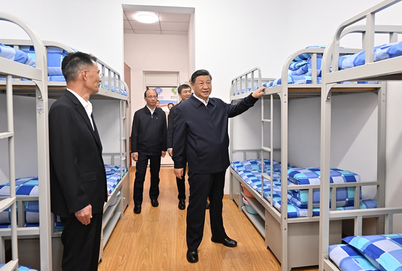 2024年6月18日下午，習(xí)近平總書記在青海果洛西寧民族中學(xué)宿舍樓察看學(xué)生住宿條件。