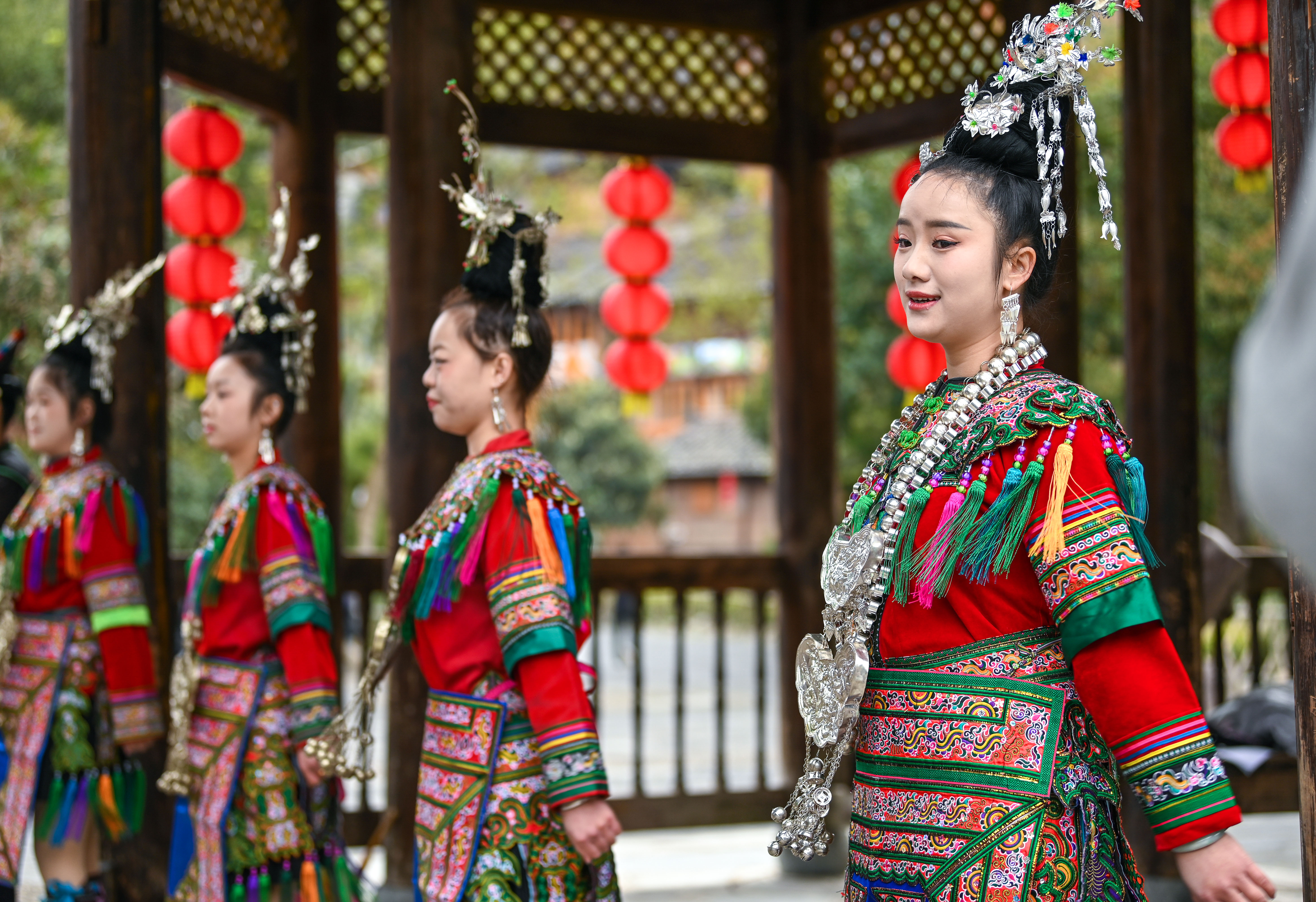  2025年3月18日，侗族群眾在貴州省黎平縣肇興侗寨給游客演唱侗族大歌。