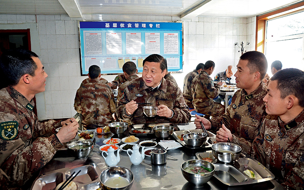 2014年1月26日，習(xí)近平主席專(zhuān)程來(lái)到內(nèi)蒙古軍區(qū)邊防某部，親切看望慰問(wèn)戍邊官兵。這是在連隊(duì)食堂，習(xí)近平主席同戰(zhàn)士們一起用餐。