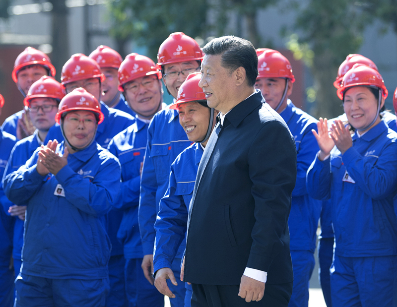 2018年9月26日，在中國一重集團，習近平總書記走到工人中間，同大家親切交流。