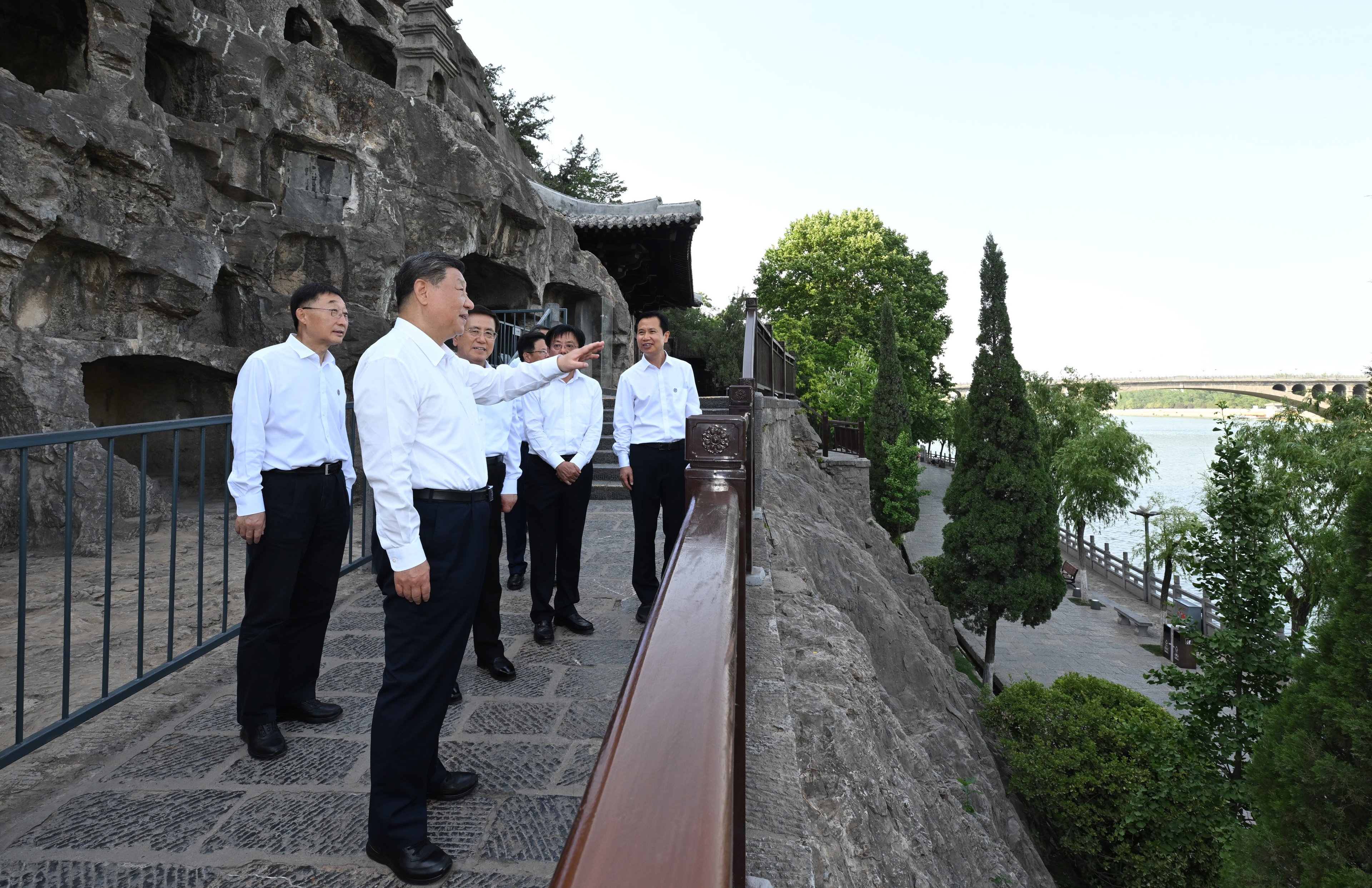 5月19日至20日，中共中央總書記、國家主席、中央軍委主席習近平在河南考察。這是19日下午，習近平在洛陽龍門石窟考察。新華社記者 謝環(huán)馳 攝