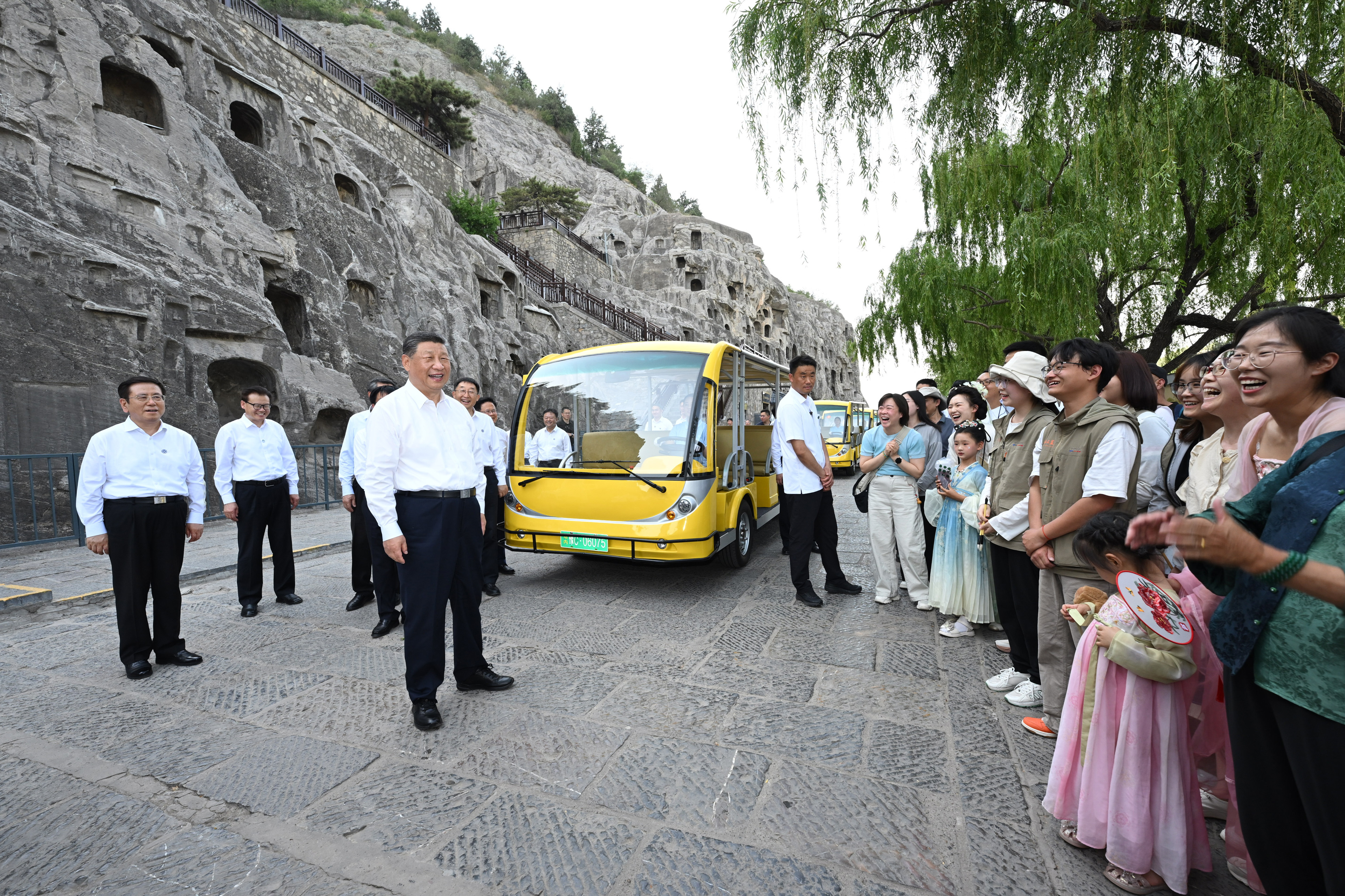 5月19日至20日，中共中央總書記、國家主席、中央軍委主席習近平在河南考察。這是19日下午，習近平在洛陽龍門石窟考察時，同游客親切交流。新華社記者 謝環(huán)馳 攝