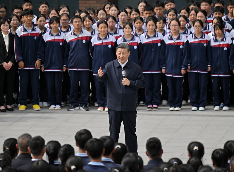 2024年6月18日，習(xí)近平總書(shū)記在青海果洛西寧民族中學(xué)考察時(shí)，同師生們親切交流。