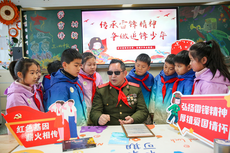 2025年3月3日，江蘇南通如皋市安定小學(xué)里，傷殘軍人許波銀在思政小課堂上向?qū)W生講述雷鋒故事。