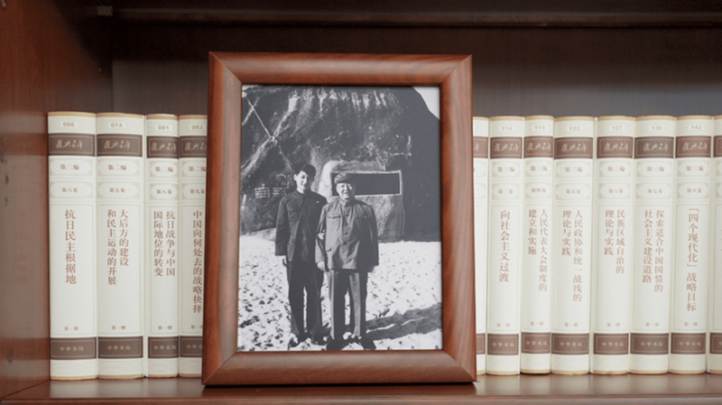 2022年12月31日，習近平辦公室的書架上擺放著他和父親的合影。