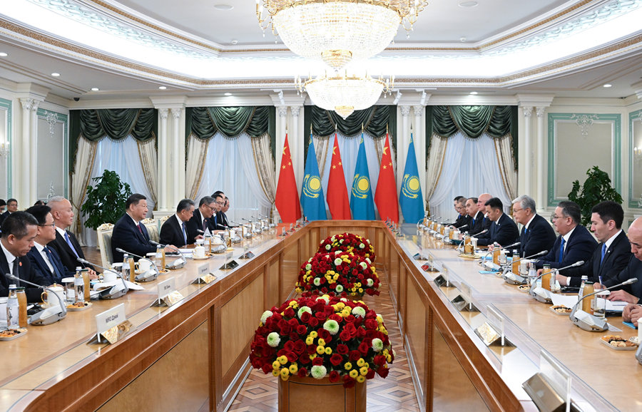 當(dāng)?shù)貢r(shí)間6月16日下午，哈薩克斯坦總統(tǒng)托卡耶夫同中國(guó)國(guó)家主席習(xí)近平在阿斯塔納總統(tǒng)府舉行會(huì)談。