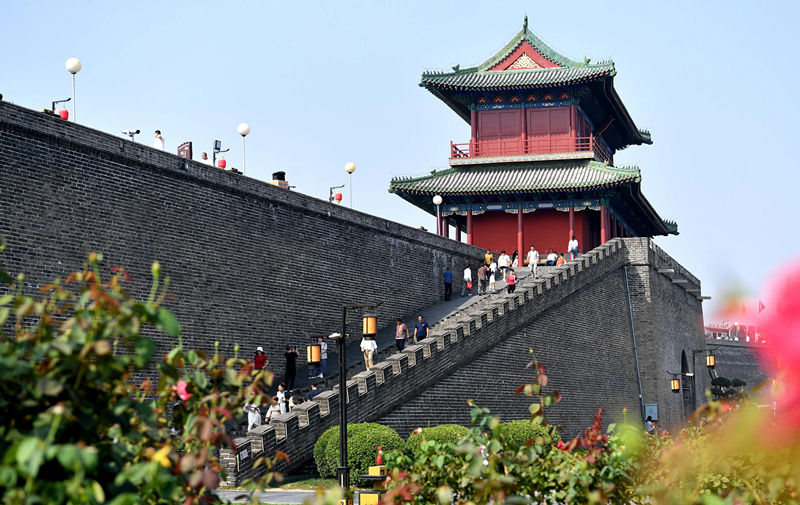 2024年9月16日，游客在河北省石家莊市正定古城游玩。
