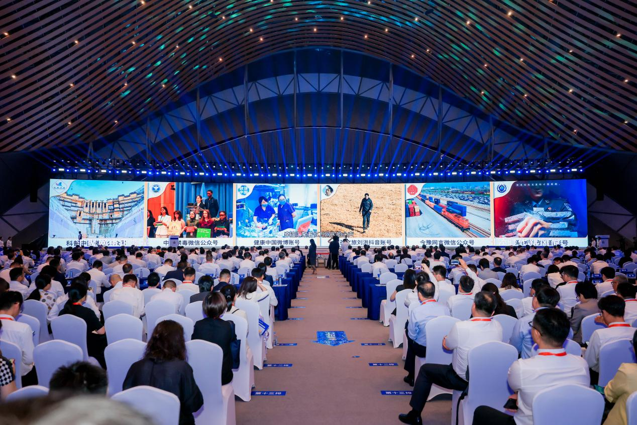 2025年中國網(wǎng)絡(luò)文明大會《走好網(wǎng)上群眾路線百個成績突出賬號推選活動成果》發(fā)布現(xiàn)場。