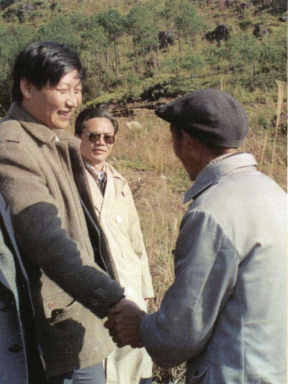 1989年1月，習(xí)近平到周寧縣走訪種林專業(yè)戶。（圖源：《習(xí)近平在寧德》）