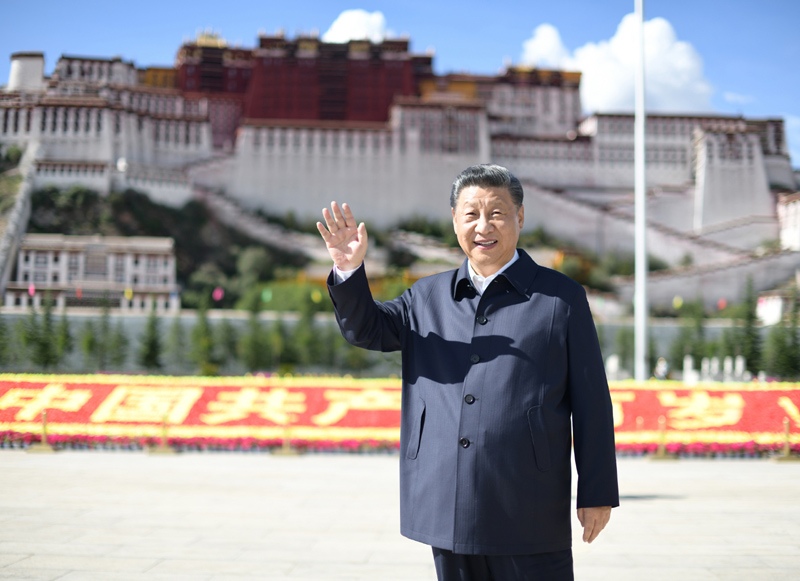 2021年7月22日，習(xí)近平在布達(dá)拉宮廣場考察時(shí)，向游客和當(dāng)?shù)厝罕姄]手致意。