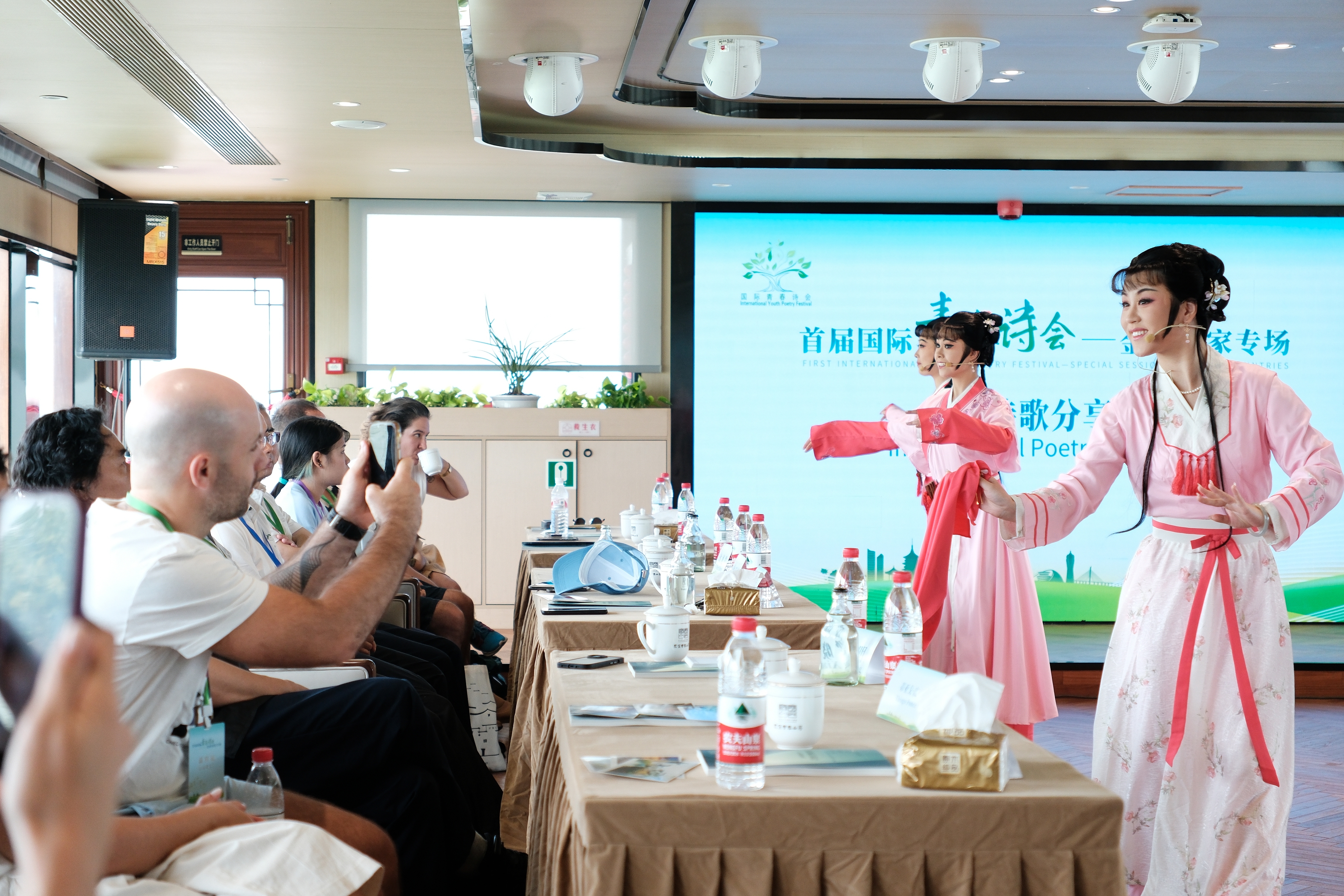 2024年7月21日，浙江杭州，金磚國家外國友人欣賞越劇《富陽新曲》。
