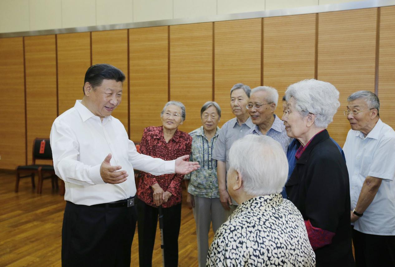2016年9月9日，習近平總書記來到北京市八一學校，同母校老教師們親切交談。