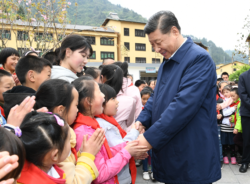 2019年4月15日，習近平總書記來到重慶市石柱土家族自治縣中益鄉(xiāng)小學看望老師和同學們，并同他們親切交流。