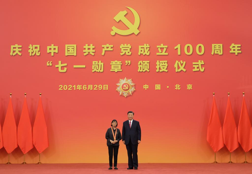 2021年6月29日，習近平總書記向“七一勛章”獲得者張桂梅頒授勛章。