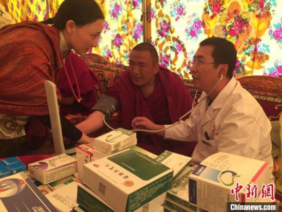 圖為馬少元(右一)在基層開(kāi)展義診。青海省第四人民醫(yī)院供圖