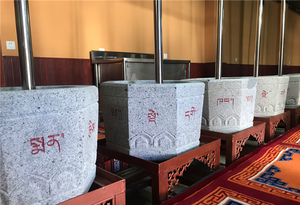 圖為藏醫(yī)院的藏藥加工地。.png